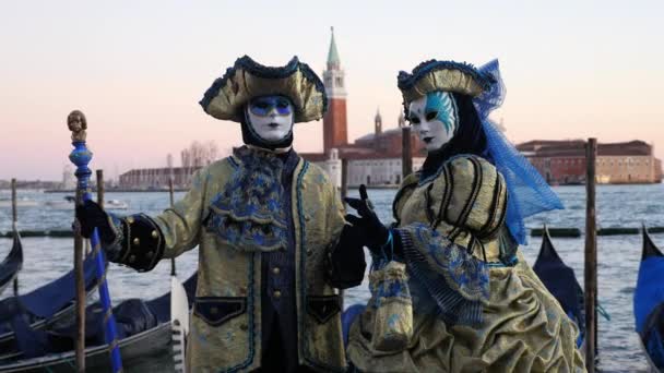 Personas Máscaras Por Puerto Con Cielo Del Atardecer Carnaval Venecia — Vídeo de stock