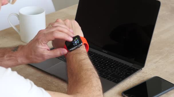 Venecia Italia Febrero 2016 Hombre Usando Nuevo Deporte Reloj Manzana — Vídeos de Stock