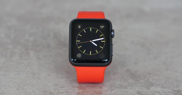 Wenecja Włochy Lutego 2016 Apple Watch Sport Stole Apple Watch — Wideo stockowe