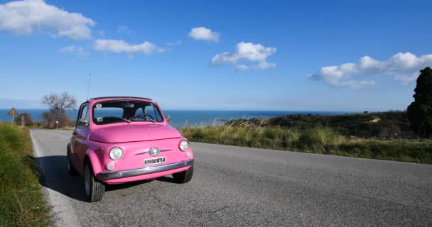 Altidona Italien Ruari 2016 Gammal Rosa Fiat Nuova 500 Stadsbil — Stockvideo