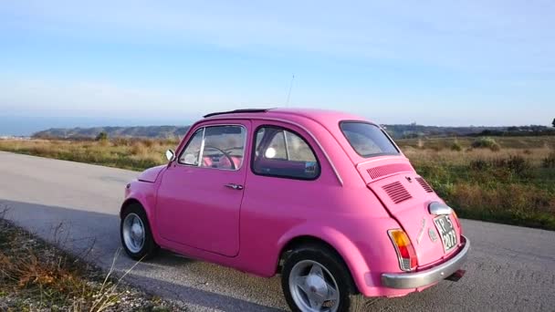 Altidona Italien Februar 2016 Alter Pinkfarbener Fiat Nuova 500 Stadtflitzer — Stockvideo