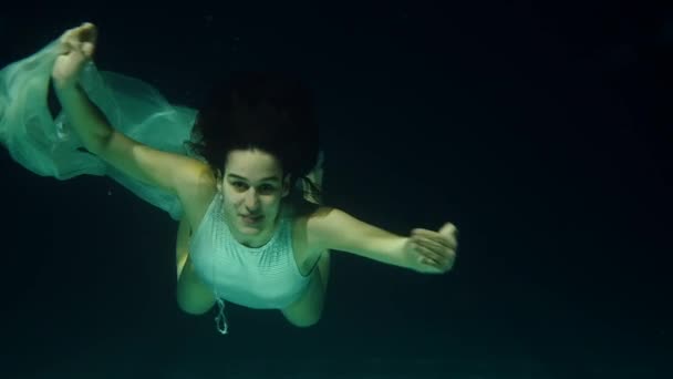 Unterwasser-Frauenporträt im Schwimmbad bei Nacht. oniric imag — Stockvideo