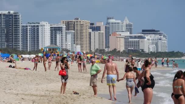 迈阿密海滩 2016年3月14日 南海滩充满人在一个晴朗的日子 Sobe 是迈阿密海滩上比较受欢迎的地区之一 — 图库视频影像