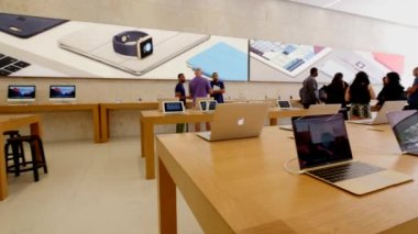 Miami, Amerika Birleşik Devletleri - 14 Mart 2016: Apple Store panoramik görünümü içinde. Apple Inc Cupertino, California'da merkezi bulunan bir Amerikan çokuluslu teknoloji firmasıdır. 