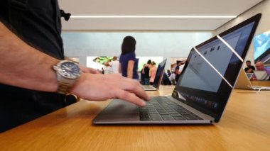Miami, Amerika Birleşik Devletleri - 14 Mart 2016: Apple Store panoramik görünümü içinde. Apple Inc Cupertino, California'da merkezi bulunan bir Amerikan çokuluslu teknoloji firmasıdır. 
