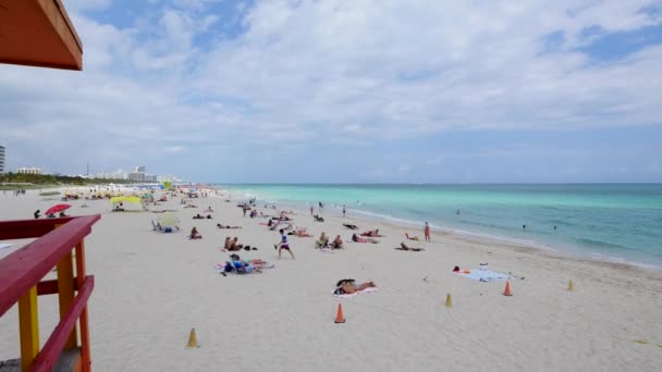 Panorámás Kilátás Homokos Tengerpartra Pihenőemberekkel — Stock videók