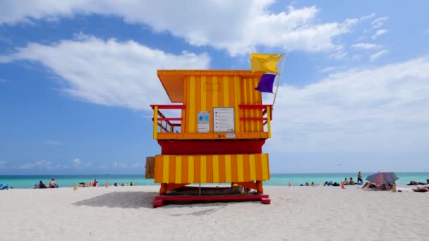 救生塔在一个典型的多彩的艺术装饰风格在一个明亮的阳光明媚的夏日 与蓝天和大西洋的背景 世界著名的旅游地点 迈阿密海滩 佛罗里达 — 图库视频影像