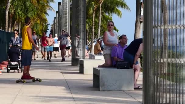 Miami Eua Março 2016 Jovens Caminhando Rua Indo Ultra Music — Vídeo de Stock