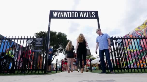 Miami Verenigde Staten Maart 2016 Wynwood Wall Ingang Met Mensen — Stockvideo