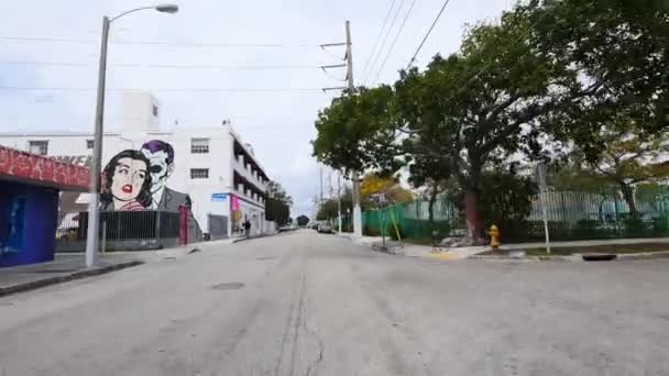 从移动的汽车的盖特街景的镜头 — 图库视频影像