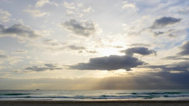 海洋日落景观与移动的波浪和多云的天空 — 图库视频影像