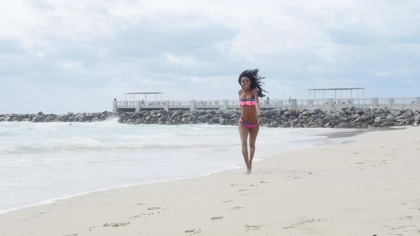 Hermosa mujer retrato de cuerpo completo con bikini caminando en Sou — Vídeos de Stock