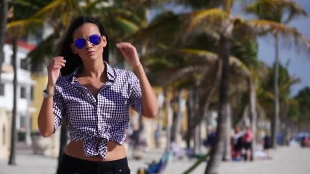 Schöne Brünette Frau Sommerkleidung Tropischen Strand Miami Florida — Stockvideo