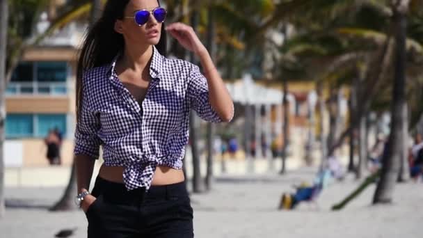 Vacker Brunett Kvinna Klädd Sommar Kläder Tropiska Stranden Miami Florida — Stockvideo