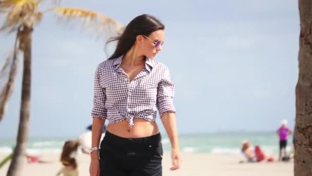 Hermosa Mujer Morena Con Ropa Verano Caminando Playa Tropical Miami — Vídeos de Stock