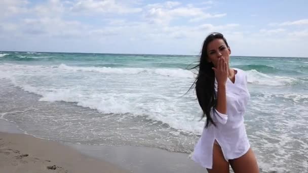 Hermosa Mujer Caminando Playa Miami Florida — Vídeos de Stock