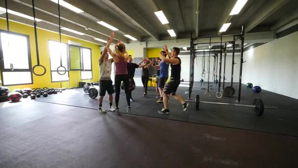 Unga Sportiga Människor Som Tränar Gymmet Begreppet Aktiv Livsstil — Stockvideo