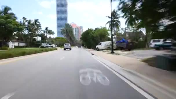Hareket Eden Arabadan Tropikal Şehir Görünümü Görüntüleri — Stok video