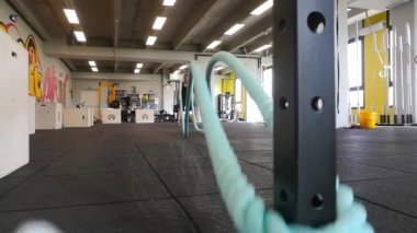 Spor salonunda spor yapan genç bir adam. Etkin bir yaşam biçimi kavramı.