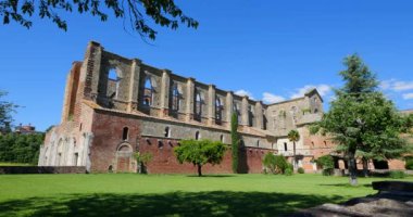 San Galgano Manastırı 'nın dış görünüşü açık mavi bir gökyüzünde. Toskana, İtalya.