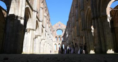 San Galgano Manastırı açık mavi bir gökyüzü gününde. Toskana, İtalya.
