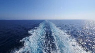 ufuk ve mavi gökyüzü ile hareketli gemi deniz suyunda köpük