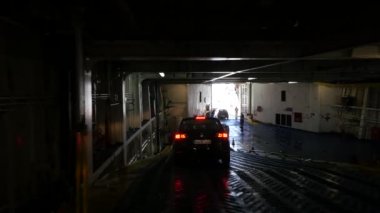 BASTIA, FRANCE - 28 Haziran 2016: Moby yolcu gemisinden gelen araçlar bir keresinde Bastia 'ya geldi.