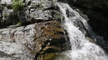 güneşli bir günde kayalık manzara tropikal şelale hızlı akışının pitoresk görünümü 