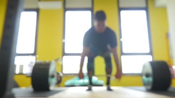 Joven Deportista Haciendo Ejercicio Gimnasio Concepto Estilo Vida Activo — Vídeo de stock