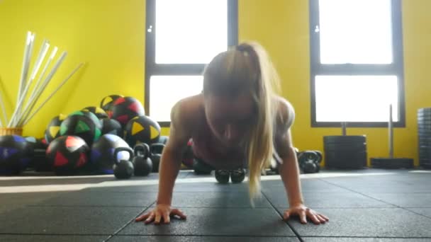 年轻的女运动员在体育馆里锻炼 积极生活方式的概念 — 图库视频影像