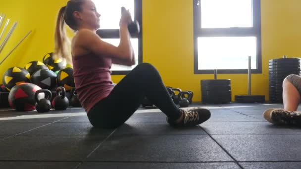 Jóvenes Deportistas Haciendo Ejercicio Gimnasio Concepto Estilo Vida Activo — Vídeo de stock