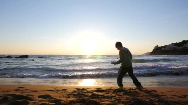 젊은 형제들 이 석양에 바다 앞에서 그림을 그리는 모습. — 비디오