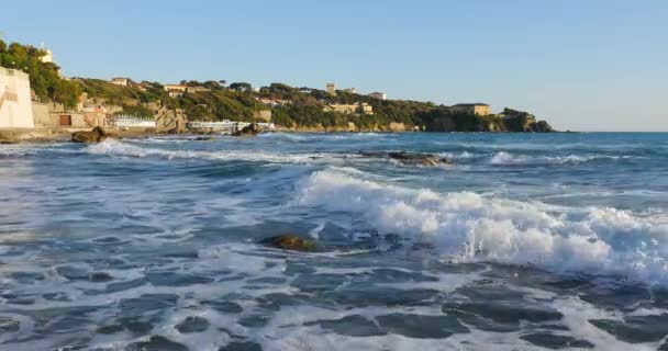 Solnedgång Utsikt Över Surf Vågor Flyttar Stranden — Stockvideo