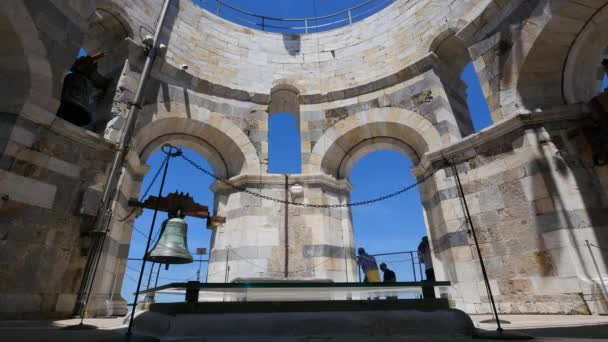 意大利比萨倾斜塔顶部的古钟 — 图库视频影像