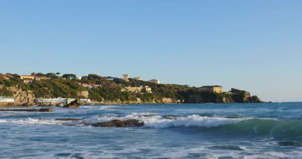 Surf Vågor Flyttar Stranden Med Byggnader Kullen Bakgrunden — Stockvideo