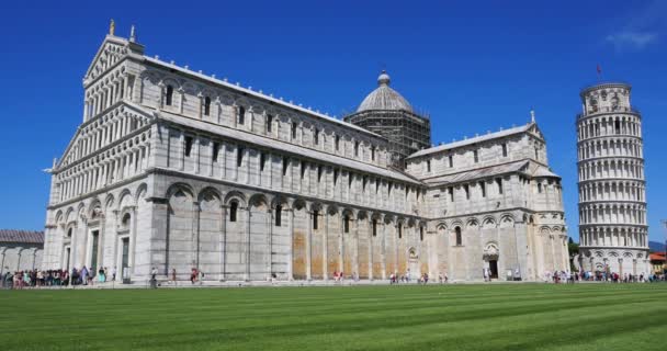 Opírající Věž Pisa Duomo Proti Modré Obloze Itálie — Stock video