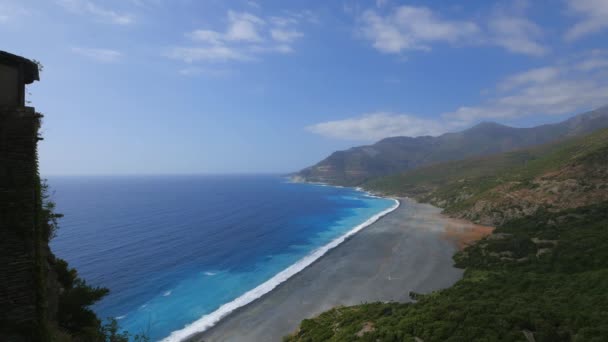 阳光明媚的一天 美丽的海滩和热带大海的风景如画的景色 — 图库视频影像