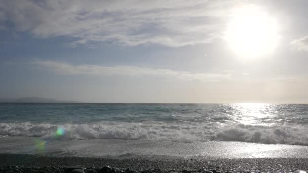 阳光明媚的波涛汹涌的海面风景如画 — 图库视频影像