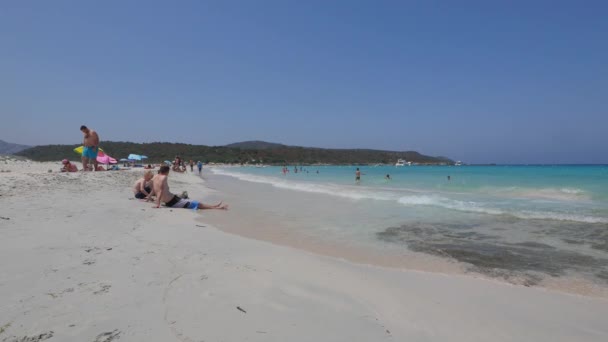 Vista Panorámica Playa Soleada Con Gente — Vídeos de Stock