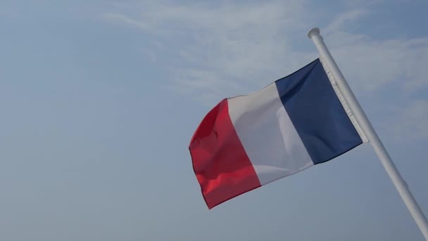Французский Флаг Размахивающий Голубым Облачным Небом — стоковое видео