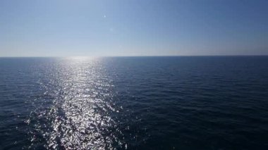 güneşli bir günde dalgalı deniz yüzeyinin pitoresk görünümü