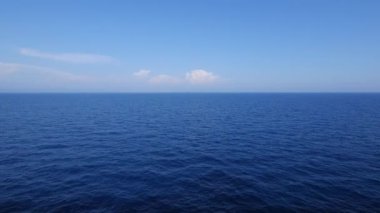 güneşli bir günde dalgalı deniz yüzeyinin pitoresk görünümü