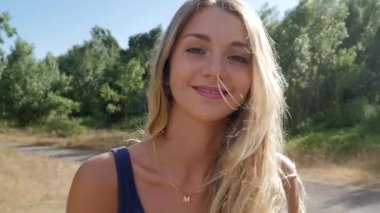 Parktaki güzel sarışın ergen görüntüleri.. 