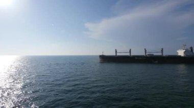 güneş ışığında limana demirli gemilerin panoramik görünümü
