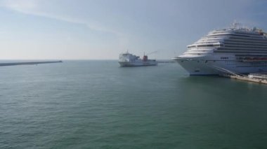 güneş ışığında limana demirli Beacon ve gemilerin panoramik görünümü