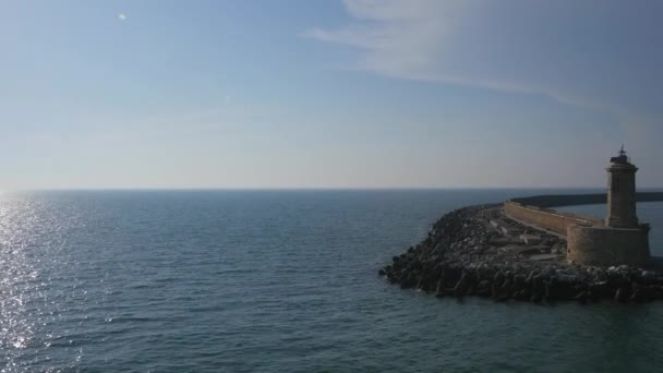 日当たりの良い海洋風景の灯台のパノラマビュー — ストック動画