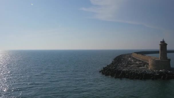 vue panoramique du phare dans un paysage marin ensoleillé 