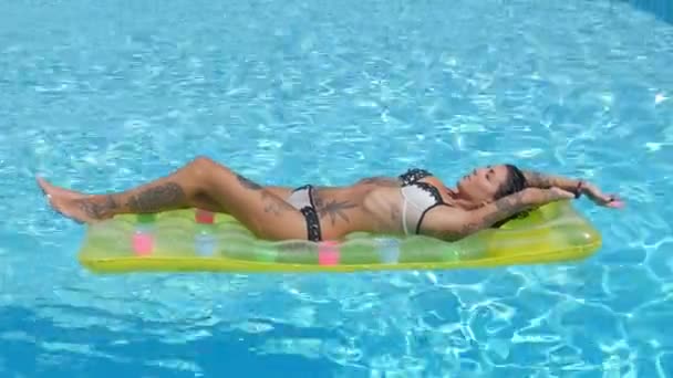 Sensual Mujer Tatuada Con Bikini Relajante Mientras Está Acostada Colchón — Vídeo de stock