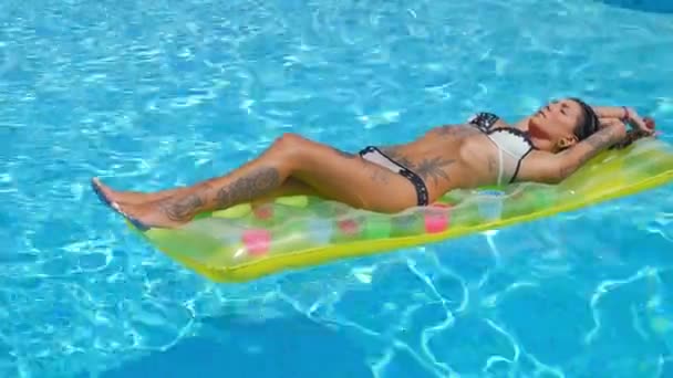 Sensual Tatuado Mulher Vestindo Biquíni Relaxante Enquanto Deitado Colchão Dentro — Vídeo de Stock