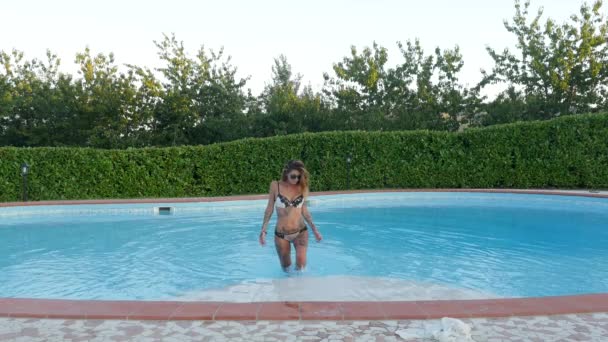 Yüzme havuzunda bikini giyen seksi dövmeli kadın portresi. — Stok video
